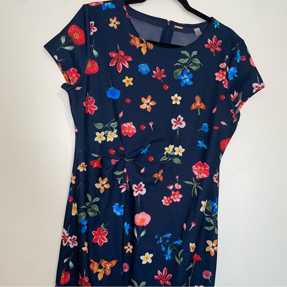 Tahari | Floral Blue and Red Sheath Dress with Dolman Sleeves - Picture 3 of 5